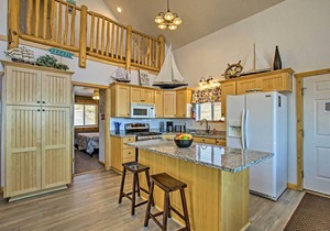 Garden City Lake House: Hot Tub & Views!