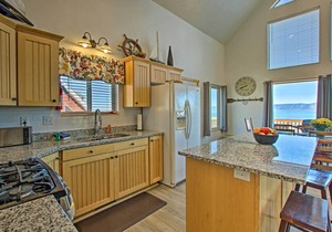 Garden City Lake House: Hot Tub & Views!