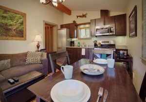 Hot Tub - Pet Friendly - Cozy Escape with Fire Pit in Port Renfrew