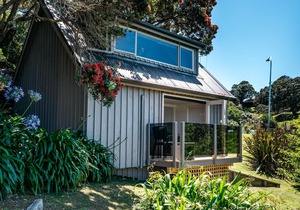 Kina Cottage - Waiheke Island Holiday Home in Surfdale