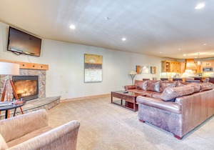Luxurious Collins Lake condo w/updated amenities, shared pool & easy ski access in Government Camp