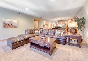 Luxury mountain condo w/shared pool & hot tub, patio, & easy ski access in Government Camp