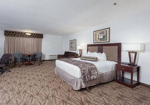 ONE MAJESTIC KING UNIT! POOL, HOT-TUB, SPA, PARKING!