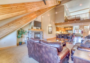 Penthouse condo w/mountain views & shared pool/hot tub - close to ski access in Government Camp