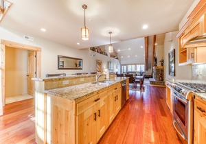 Penthouse condo w/mountain views & shared pool/hot tub - close to ski access in Government Camp