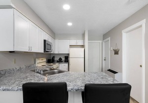 Relaxing, cabin-style, two-story Eden condo