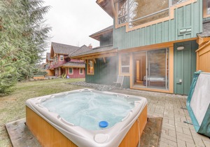 Relaxing first-floor townhouse with a private hot tub, fireplace, & great views in Whistler