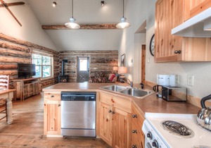Spend Summer in Big Sky! Quaint Log Cabin near Big Sky Resort with Private Hot Tub and WifI in Big Sky
