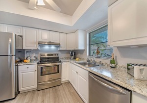 Updates Polynesian Villa - 5 minutes from Gulf Beaches! in Bonita Springs