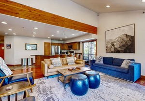 Walk to lifts & Main St. condo with hot tub, heated garage, & mountain view