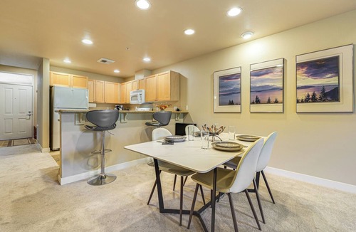Issaquah Condo | 1/2 Mi to Olde Town: Mtn-View Gem w/On-Site Trail