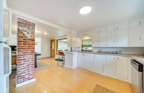 Lakeview House | 1/2 Mi to Yarrow Bay: Family Home in Kirkland