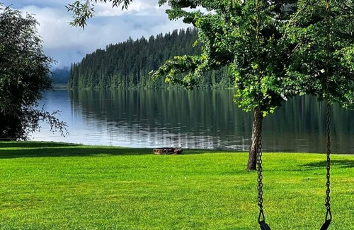 Troy Cabin | 1-bedroom cabin, steps to Bull Lake & Halfway House restaurant & bar