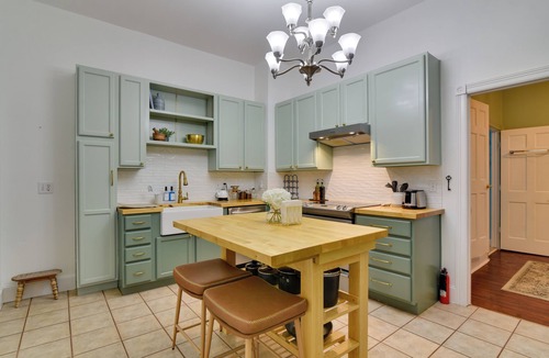 Eliot House | < 1 Mi to Moda Center: Walkable Portland Retreat!