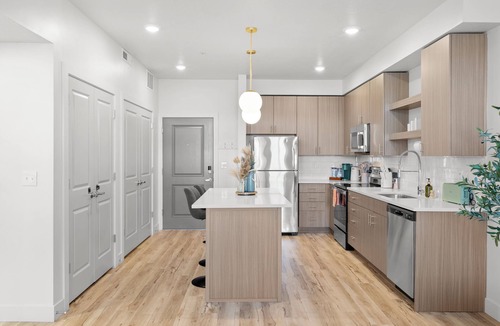People's Freeway Apartment | 1 MIN Walk TRAX! with Free Parking at The Green Suite