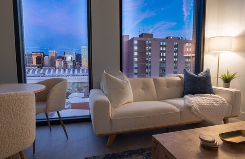 Rio Grande Apartment | 10th flr Beauty! Hot tub/Pking/Pool/Views!/Kg bed!