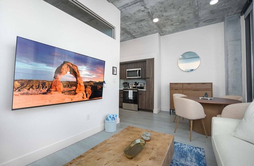 Rio Grande Apartment | 10th flr Beauty! Hot tub/Pking/Pool/Views!/Kg bed!