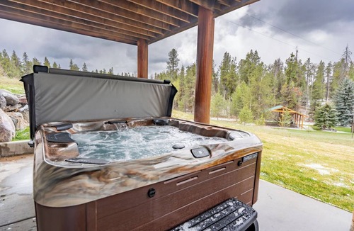 Ashton Cabin | 11 Acres on National Forest - Hot Tub - 5 Cabin Retreat Near Yellowstone