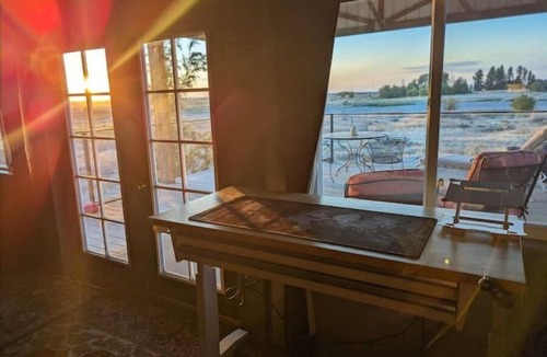 Cheney House | 1200 sq/ft loft home. huge deck. Private jacuzzi.