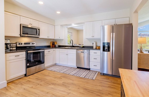 Wapiti House | 14 Guests, 6BR, 9 beds, 3 bath. Riverfront in Cody, WY—Yellowstone East Gateway!