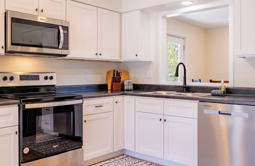 Wapiti House | 14 Guests, 6BR, 9 beds, 3 bath. Riverfront in Cody, WY—Yellowstone East Gateway!