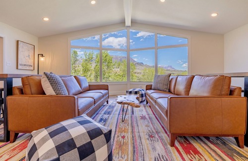 Wapiti House | 14 Guests, 6BR, 9 beds, 3 bath. Riverfront in Cody, WY—Yellowstone East Gateway!