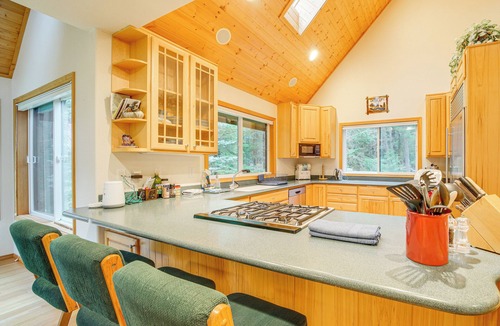 Enumclaw House | 19 Mi to Slopes at Crystal Mtn: Getaway w/Hot Tub