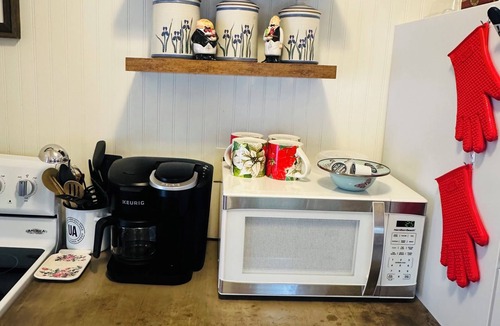 Glasgow House | 1bd 1ba PET FRIENDLY house - add more bedrooms to sleep up to 6 - just ask!