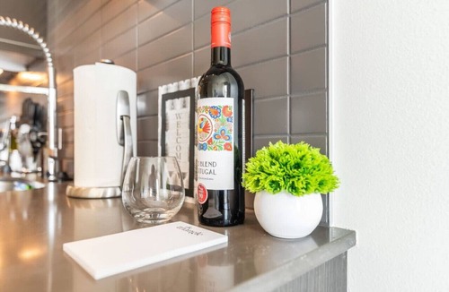 Downtown Apartment | 1BR 1BA w/AC - Long Term Gym Parking Redmond DT