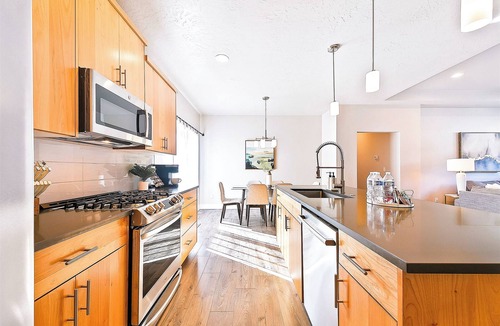 Meridian House | 2 Adjacent Modern Homes - Sleep 12–16 - Near Shops, Dining, Parks, Entertainment