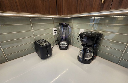 West Woodland House | 2 bed 2 bath, Private Home with Outstanding Views! 10min to Beach/Downtown