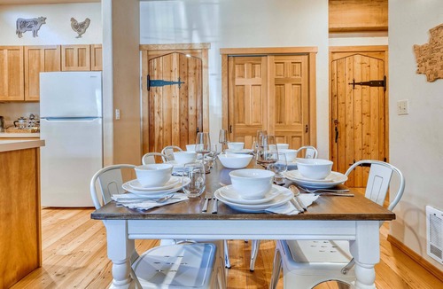 Anacortes House | 2-Cabin Ranch Retreat Near Lake Trails, Sleeps 15