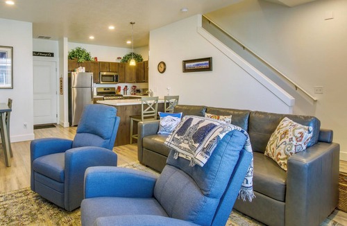 Providence Apartment | 2 Mi to Zootah: Providence Townhome w/Fireplaces