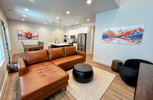 Driggs House | 2 Modern Townhomes 6 BR 2 Hot Tubs Perfect for Large Groups Near Targhee