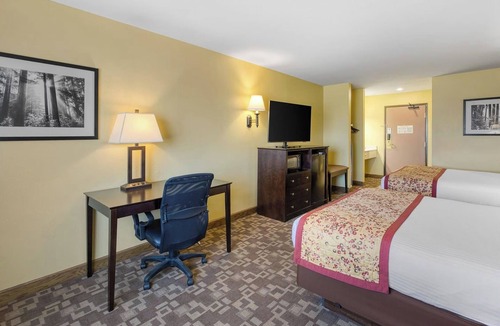 Blackfoot Hotel | 2 Queen Beds | Shared Hot Tub Access | 1.1 Miles to County Historical Museum