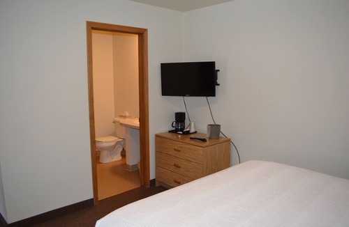 Columbia Falls Hotel | #21 TWO QUEEN BEDS with WiFi and AC in welcoming Columbia Falls 20 mi to GNP