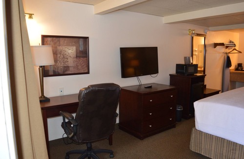 Columbia Falls Hotel | #25- ONE KING BED hotel with WiFi, AC in fabulous Columbia Falls. 20 mi to GNP