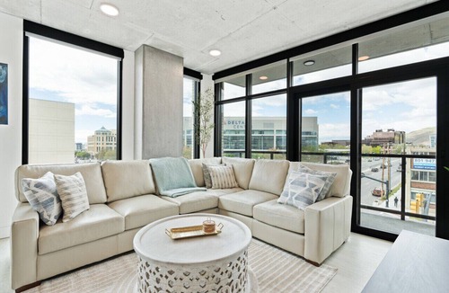Rio Grande Apartment | 2bd/2ba Best style and location/Pool+spa/gym/pkg!