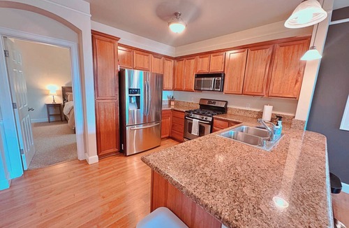 Renton Condo | 2BR/2BA Hilltop Modern Condo Gated + Private Garage Quiet Safe Near Seattle