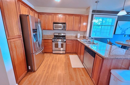 Renton Condo | 2BR/2BA Hilltop Modern Condo Gated + Private Garage Quiet Safe Near Seattle