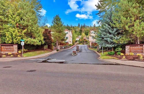 Renton Condo | 2BR/2BA Hilltop Modern Condo Gated + Private Garage Quiet Safe Near Seattle
