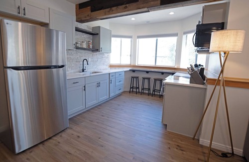 Sandy House | 2BR Mtn Escape | King Bed, Views & Summer Hikes