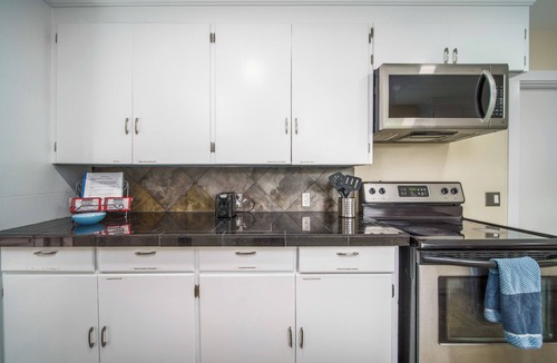 Central Park House | 3 bed 1 bath retreat in Vancouver WA w/Sun Deck close to downtown Vancouver WA