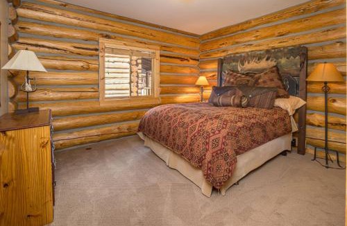West Yellowstone House | 3-bedroom, 4-bathroom Hebgen Lakeshore Retreat 16 minutes from Yellowstone