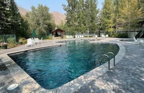 Warm Springs House | 3 Bedroom Cal King En Suite at the base of Warm Springs/Baldy Mountain