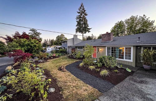 East Lake Hills House | 3-bedroom House 10Min to Lakes, Parks, and Downtown Bellevue