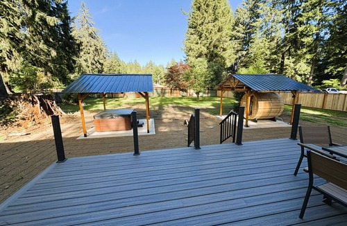 Beaver House | 3-bedroom new house with sauna, hot-tub & river access in Forks