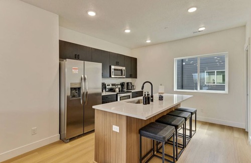 People's Freeway House | 3 Min to DT | 2 Car Garage| Lux Townhome |King Bed