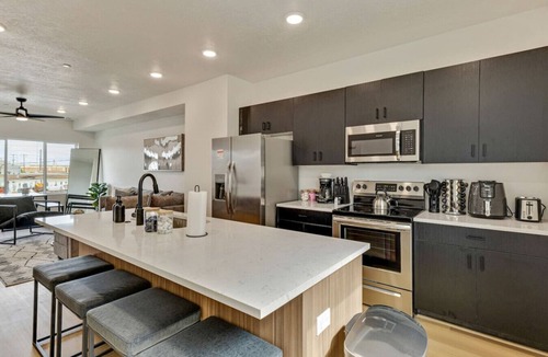 People's Freeway House | 3 Min to DT | 2 Car Garage| Lux Townhome |King Bed
