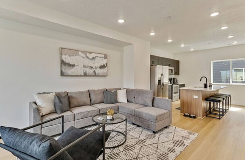 People's Freeway House | 3 Min to DT | 2 Car Garage| Lux Townhome |King Bed